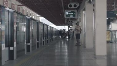 Singapur - 11 Haziran 2018: Zaman hızlandırılmış Tren İstasyonu Metro İstasyonu platformu Singapur City Tren bekleyen insanlarla. Atış