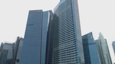Singapur, Mayıs 2016: Singapur gökdelenler şehir manzarası ile bulutlu yaz gün boyunca hava görüntüleri. Vurdu. Singapur yeni şehir binaları gökdelenler hava görüntülemek.