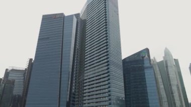 Singapur, Haziran 2018: Singapur gökdelenler şehir manzarası ile bulutlu yaz gün boyunca hava görüntüleri. Vurdu. Singapur yeni şehir binaları gökdelenler hava görüntülemek