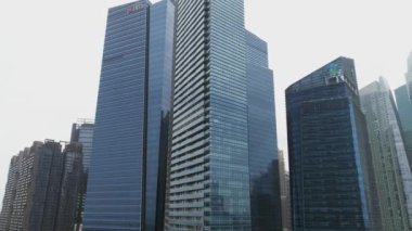 Singapur, Haziran 2018: Singapur gökdelenler şehir manzarası ile bulutlu yaz gün boyunca hava görüntüleri. Vurdu. Singapur yeni şehir binaları gökdelenler hava görüntülemek