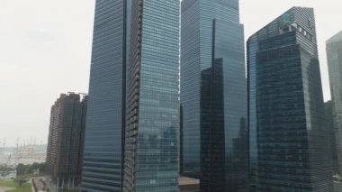 Singapur, Haziran 2018: Singapur gökdelenler şehir manzarası ile bulutlu yaz gün boyunca hava görüntüleri. Vurdu. Singapur yeni şehir binaları gökdelenler hava görüntülemek