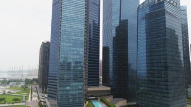 Singapur, Haziran 2018: Singapur gökdelenler şehir manzarası ile bulutlu yaz gün boyunca hava görüntüleri. Vurdu. Singapur yeni şehir binaları gökdelenler hava görüntülemek