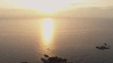 Deniz üzerinde gün batımı. Vurdu. Hava panoramik okyanus üzerinden günbatımı