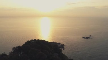Deniz üzerinde gün batımı. Vurdu. Hava panoramik okyanus üzerinden günbatımı