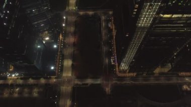 Gece şehir, trafik, üstten görünüm. Vurdu. Gece şehir meşgul sokakta hava görünümünü. Sokak yol üzerinde uçan