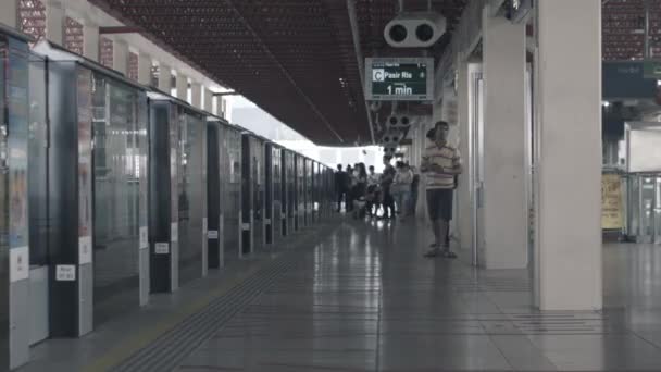 Singapore - 11 juni, 2018: Tijd vervallen trein station metro station platform met mensen wachten op trein in Singapore stad. Schot — Stockvideo