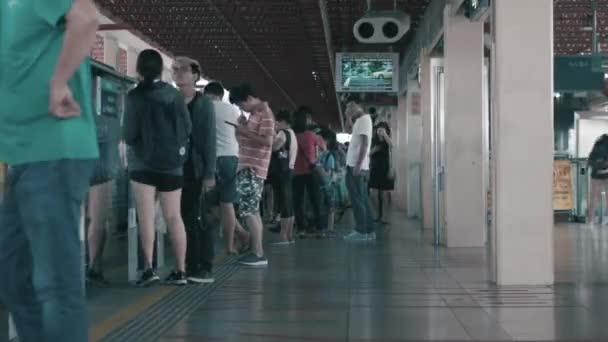 Singapore - 11 juni 2018: Tid förflutit tågstation tunnelbana station plattform med personer som väntar på tåg i Singapore city. Skott — Stockvideo