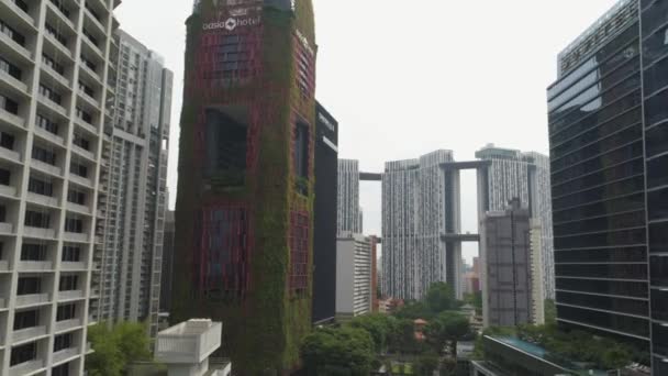 Singapore - 11 juni, 2018: Singapore Oasia hotel luchtfoto. Schot. Luchtfoto van wolkenkrabbers in de stad Singapore — Stockvideo