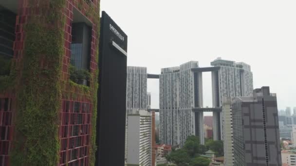 SINGAPORE - JUNE 11, 2018: Singapore Oasia hotel Aerial view. Shot. Aerial of Skyscrapers in Downtown Singapore — Stock Video