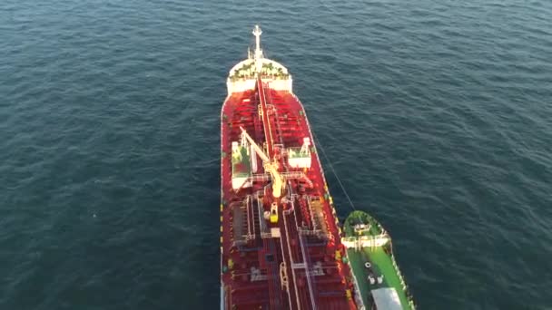 Buque de carga general en imágenes aéreas marítimas. Le dispararon. Vista aérea del buque portacontenedores pasa a través del canal entra en el océano abierto — Vídeo de stock