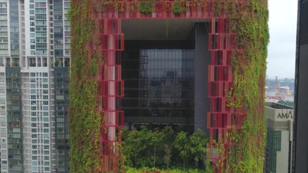 SINGAPOUR, JUIN 2018 : Hôtels à Singapour avec le magnifique Oasia Hotel close-up. Fusillade. Une tour verdoyante de verdure au cœur du quartier central des affaires de Singapour — Video