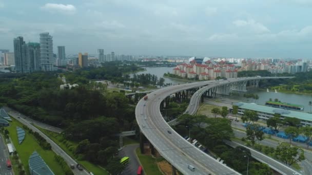 Singapur letecký pohled na dálnici. Střela. Auta na dálnici letecký pohled — Stock video