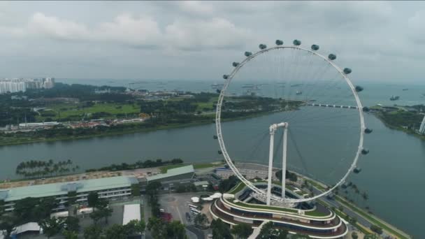 Reuzenrad in Singapore, luchtfoto. Schot. Singapore luchtfoto van de dag Singapore river, Clarke quay — Stockvideo