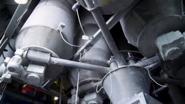 Boru hatları ve petrol rafineri tesisi destillation tankları Close-up. Modern bira fabrikası, bira kavramı çelik boru kapatın. Bira üretimi için çelik tanklar. Endüstriyel arka plan
