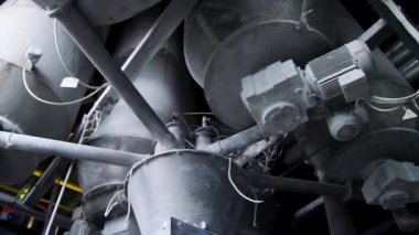 Boru hatları ve petrol rafineri tesisi destillation tankları Close-up. Modern bira fabrikası, bira kavramı çelik boru kapatın. Bira üretimi için çelik tanklar. Endüstriyel arka plan