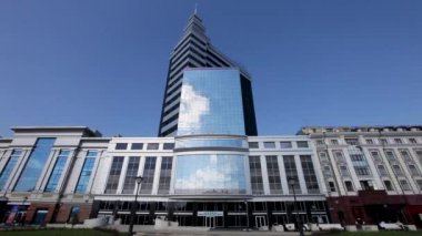 Rusya - Kazan, 1 Ekim 2018: zaman atlamalı modern iş merkezi Kazan, mavi gökyüzü arka plan önünde yürüyen insan. Sahne