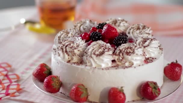 蛋糕与奶油和草莓的立场 切片没有烤草莓芝士蛋糕装饰与新鲜浆果 自制蛋糕由奶油与草莓和覆盆子 — 图库视频影像