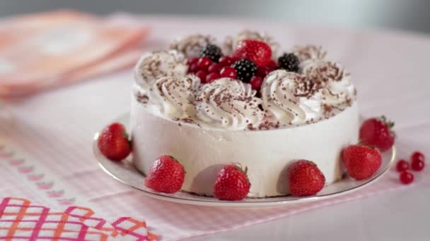 Tårta med vispad grädde och jordgubbar på ett stativ, närbild. Scen. Skivad ingen baka Strawberry Cheesecake dekorerad med färska bär. Hemmagjord kaka som görs från cream med jordgubbar och hallon — Stockvideo
