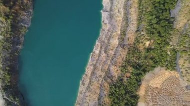 Ağaçlar ve göl sonbahar mevsiminde muhteşem manzarası. Vurdu. Üstten görünüm masmavi orman manzara bir göl kıyısında. Doğa Parkı üzerinde şaşırtıcı günbatımı havadan görünümü