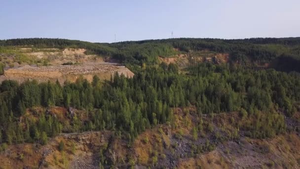 Increíbles vistas sobre los árboles y lagos durante la temporada de otoño. Le dispararon. Vista superior de la orilla azul de un lago con paisaje forestal. Vista aérea de la increíble puesta de sol sobre el parque natural — Vídeo de stock