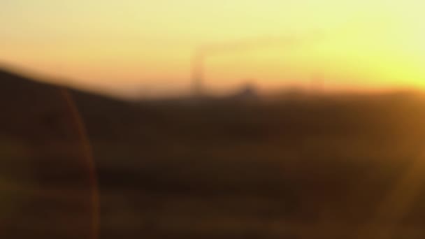 大気汚染管や夕日を背景に工場から煙。夕暮れ時の自然産業工場 — ストック動画