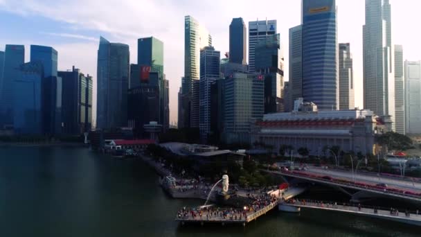 Singapur - sierpnia, 2018: Widok centrum Singapuru. Strzał. Lew Merlion fontanna rzeźba i finansowych wieże na tle — Wideo stockowe