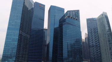 Singapur - Ağustos, 2018: Yukarıdan görkemli cityscape modern yeni binalar ile günün panoramik sahne. Vurdu. Modern futuristik binalar mimari. Megapolis gökdelenler ile üstten görünüm