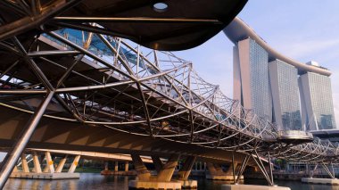 Top mavi gökyüzü arka plan üzerinde park ile Helix Köprüsü ve Marina Bay Sands Hotel manzaralı güzel Singapur şehir manzarası görüntüleyin. Vurdu. Gelecekte şehir kavramı