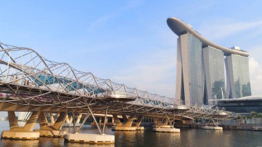 Top mavi gökyüzü arka plan üzerinde park ile Helix Köprüsü ve Marina Bay Sands Hotel manzaralı güzel Singapur şehir manzarası görüntüleyin. Vurdu. Gelecekte şehir kavramı