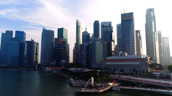 Сінгапур - Сер, 2018: Погляд у Сінгапурі. Постріл. Мерліон Лев фонтан скульптура і фінансових вежі на тлі — стокове фото