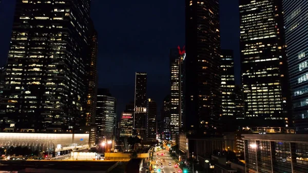 Udvendige maleriske moderne skyskrabere med glødende vinduer af kontorer i aften. Skudt. Begrebet natteliv i metropol. Top visning af kontorer af højhus buildin i nat - Stock-foto