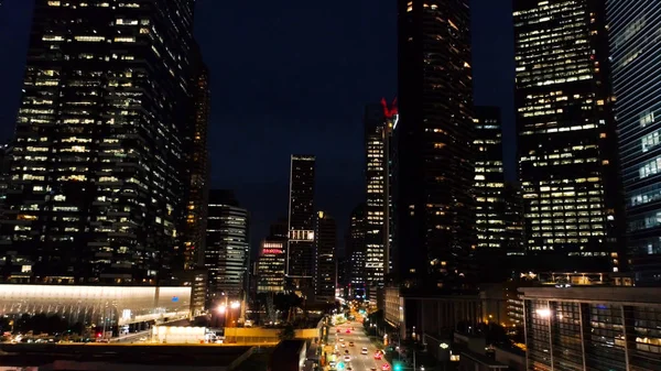 Grattacieli moderni pittoreschi esterni con finestre lucenti di uffici di sera. Gli hanno sparato. Il concetto di vita notturna in metropoli. Vista dall'alto di uffici di grattacieli in notte — Foto Stock