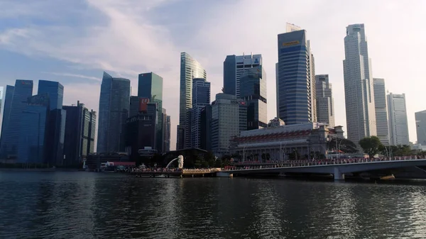 Marina Bay, Singapour Mai 2018 : Vue du quartier des affaires et du Merlion Park. Nuages mouvants avec fond de ville de Singapour. Fusillade. Le Merlion est une personnification nationale de Singapour. Vue de dessus de — Photo