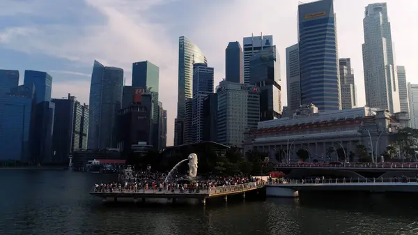 Marina Bay, Singapour Mai 2018 : Vue du quartier des affaires et du Merlion Park. Nuages mouvants avec fond de ville de Singapour. Fusillade. Le Merlion est une personnification nationale de Singapour. Vue de dessus de — Photo