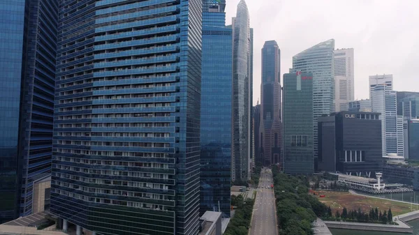 Singapour - Août, 2018 : Vue de dessus de la scène panoramique de la journée de paysage urbain majestueux avec de nouveaux bâtiments modernes. Fusillade. Architecture moderne de bâtiments futuristes. Vue de dessus des gratte-ciel de mégapole avec — Photo