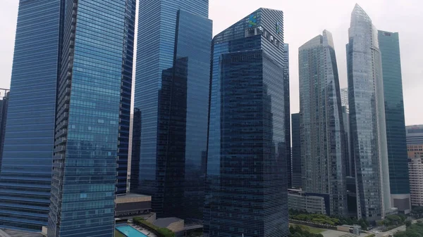 Singapour - Août, 2018 : Vue de dessus de la scène panoramique de la journée de paysage urbain majestueux avec de nouveaux bâtiments modernes. Fusillade. Architecture moderne de bâtiments futuristes. Vue de dessus des gratte-ciel de mégapole avec — Photo