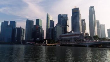 Marina Bay, Singapur Mayıs, 2018: İş merkezleri ve The Merlion Park görünümü. Bulutlar ile Singapur city arka plan hareketli. Vurdu. Merlion Singapur Ulusal kişileştirme olduğunu. Üst