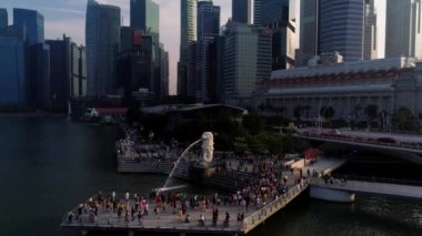 Marina Bay, Singapur Mayıs, 2018: İş merkezleri ve The Merlion Park görünümü. Bulutlar ile Singapur city arka plan hareketli. Vurdu. Merlion Singapur Ulusal kişileştirme olduğunu. Üst