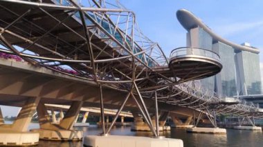 Top mavi gökyüzü arka plan üzerinde park ile Helix Köprüsü ve Marina Bay Sands Hotel manzaralı güzel Singapur şehir manzarası görüntüleyin. Vurdu. Gelecekte şehir kavramı