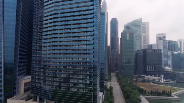 Singapur - agosto de 2018: Vista superior de la escena panorámica del día de majestuoso paisaje urbano con nuevos edificios modernos. Le dispararon. Arquitectura moderna de edificios futuristas. Vista superior de rascacielos megápolis con — Vídeos de Stock