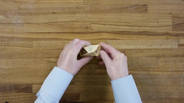 De arriba las manos hacen el dumpling a la mesa de madera. Vista superior en la fabricación de albóndigas. Dumplings, harina, puerros, rodillo, sobre mesa de madera — Vídeos de Stock