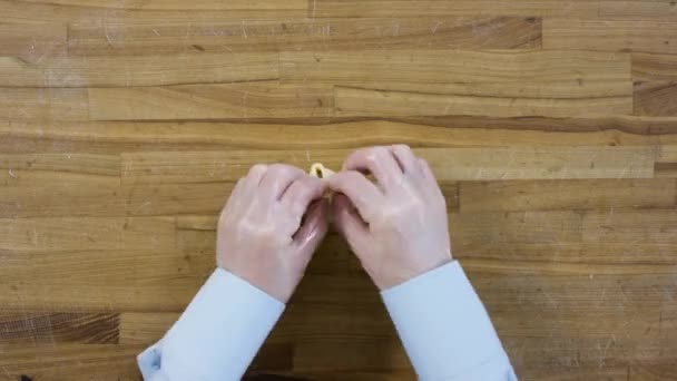 Bovenaanzicht op mannelijke handen dumplings maken, Man maakt deeg en vlees van knoedels. Thuis koken, maken handen vlees dumplings op een houten tafel. Dumplings, meel, prei, deegroller, op houten tafel. — Stockvideo