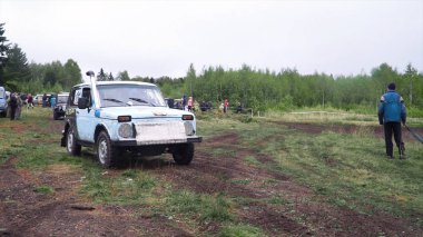 Moskova, Eylül 2018: SUV'lar alın kısmında yıllık off-road yarışları. Küçük. Yağmurlu havalarda kırsalında taraftarları karşı SUV'lar rekabet. Küçük. Aşırı eğlence ve sürüş kavramı