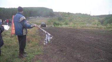 Moskova, Eylül 2018: Damalı bayrak - kazanan ve yarış. Küçük. Kesişim hattı bitirmek için yarışta Uaz gelir ve ikinci damalı bayrak flep