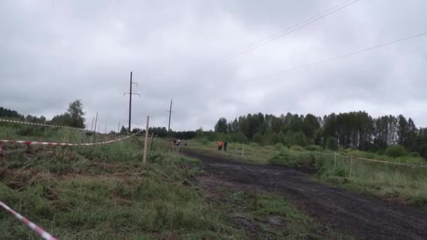 Vista da corrida crossover através da lama na estrada rural. Clipe. Entretenimento extremo e conceito de condução — Vídeo de Stock