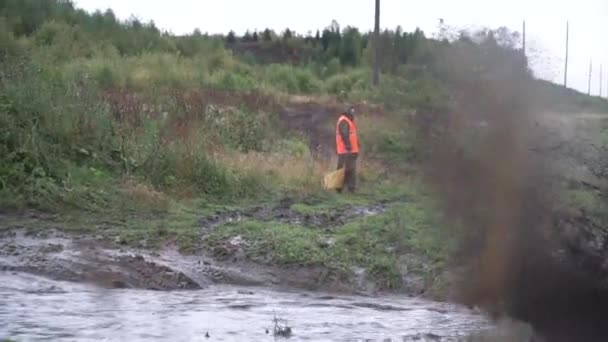 Moskau, september 2018: Geländewagen fahren durch schmutzige pfützen, mit großer spritzer, während uaz wettbewerbe. Clip. Konzept des extremen Motorsports — Stockvideo