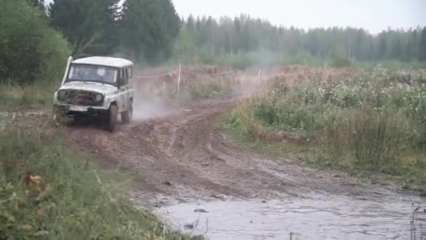 モスクワ, ロシア - 2018年 9 月: オフロード レーサーに乗って泥の深い水たまり.クリップ。車では、毎年恒例のオフロード レースに参加します。水たまりに Suv の浸漬のクローズ アップ — ストック動画