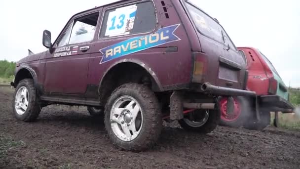 Moscou, setembro de 2018: Crossover no fundo da natureza, visão traseira. Clipe. Conceito de entretenimento extremo. SUVs no início de competições sujas em corrida anual em tempo nublado — Vídeo de Stock