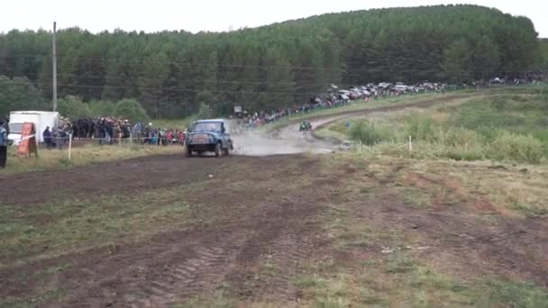 Moscú, Rusia - septiembre de 2018: Los coches participan en carreras todoterreno anuales. Clip. Primer plano de SUV pasando por la pista sucia en el fondo de los fans — Vídeo de stock