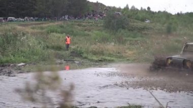 Moskova, Rusya - Eylül 2018: Yakın çekim hayranları ile kırsal arka plan üzerinde kir off-road sürme. Küçük. Off-road araç, çamur su ile yıllık off-road rekabet üzerinde tam hızda hareket
